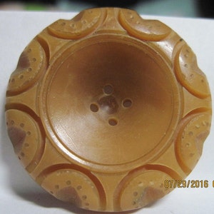 ANTIQUE GORGEOUS 1930&#39;s/40&#39;s Large Thick Chunky Carved Art Deco Butterscotch Marbled Bakelite Button...#296