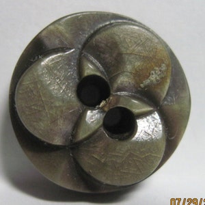 ANTIQUE 1930&#39;s/40&#39;s Art Deco Highly Carved Brown/Silvery Cloverleaf French Bake/Celluloid Button  ..#290b