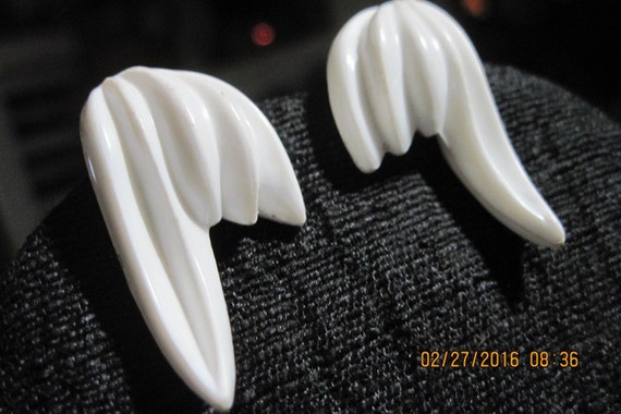 VINTAGE BEAUTIFUL Set of 2 White Lucite Clip Earr… - image 2