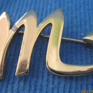 Vintage SPLENDID Gold Fancy &#39;M&#39; Initial Pin...PRICE REDUCED!..#7522..Elegant Jewelry,High End Jewelry