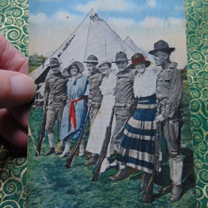 ANTIQUE BEAUTIFUL 1918 WWI Soldier Boys w/ Girls A Smile Goes a Long Way Postcard..Used-1032-Paper Ephemera,Collecting Postcard,Scrapbooking