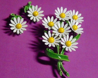 VINTAGE GORGEOUS 60's White & Yellow Daisy Metal/Thermoset Brooch and Clip Earring Set..#3154...Elegant/Wedding/Evening Wear/Church Wear