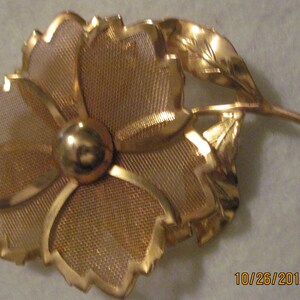 Vintage BEAUTIFUL LARGE Gold Metal Mesh Flower Brooch..#5289..Evening Wear,Wedding,Nature Wear,Office Wear,Church Wear,Anytime