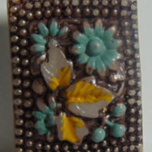 VINTAGE 1930&#39;s-40&#39;s WONDERFUL Milk Glass Button w/ Enameled Frame & Flowers..#3021