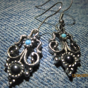 Vintage BEAUTIFUL AVON Victorian/Edwardian Style Silver & Blue Drop Pierced Earrings #8222....Gift 4 Mom,Gift 4 Her,Office or Play