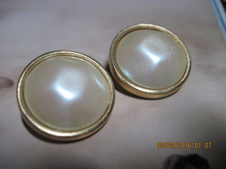 VINTAGE CLASSIC Gold /& Faux Baroque Pearl Clip Earrings.....#8813