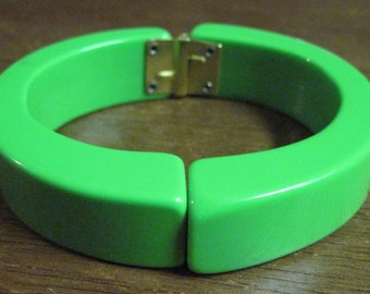 Vintage GORGEOUS 60's Spring Green Thick Chunky Lucite Clamper Bracelet....7765...Retro Jewelry,Summer Wear,Spring Colors,50's 60's Jewelry