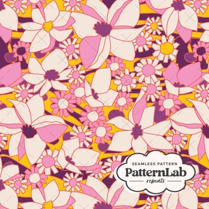 Puede incluir: Patrón floral sin costuras con grandes flores estilizadas en tonos rosa, crema y morado sobre un fondo a rayas amarillas y moradas. También hay flores más pequeñas con forma de margarita. El logotipo de PatternLab está en la esquina inferior derecha.