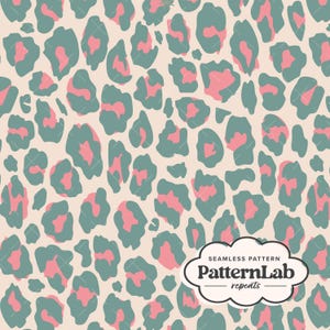 Könnte beinhalten: Nahtloses Leopardenmuster mit teal- und rosafarbenen Flecken auf cremefarbenem Hintergrund. Das PatternLab-Logo befindet sich unten rechts. Ein sich wiederholendes Design.