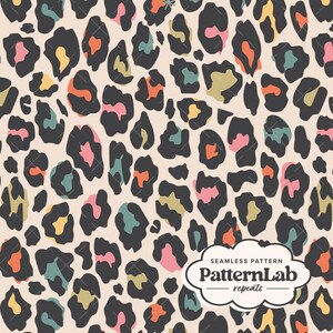 Könnte beinhalten: Nahtloses Leopardenmuster mit schwarzen, rosa, orangefarbenen, gelben und türkisfarbenen Flecken auf beigem Hintergrund. Das Muster enthält den Text "PatternLab repeats".