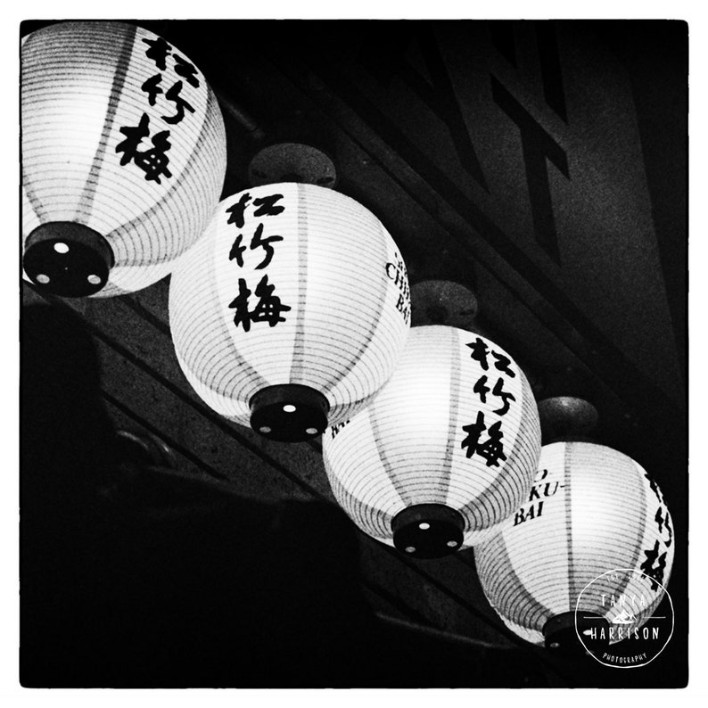 San Francisco Chinese Lanterns Fotografía de película en blanco y negro Grandes impresiones de arte mural disponibles imagen 2