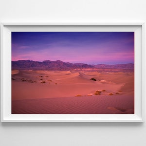 Décor de maison violet Impression paysage Décoration de maison rose, coucher de soleil sur les dunes de sable Parc national de la Vallée de la Mort Petits et grands tirages dart disponibles image 1