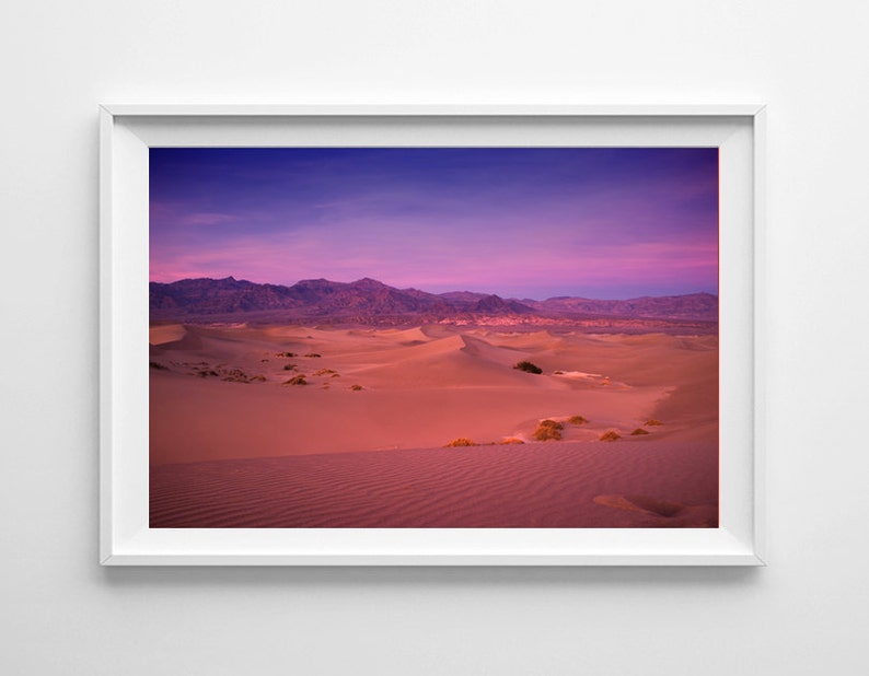 Décor de maison violet Impression paysage Décoration de maison rose, coucher de soleil sur les dunes de sable Parc national de la Vallée de la Mort Petits et grands tirages dart disponibles image 1