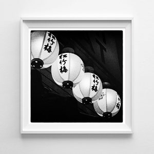 San Francisco Chinese Lanterns Fotografía de película en blanco y negro Grandes impresiones de arte mural disponibles imagen 1