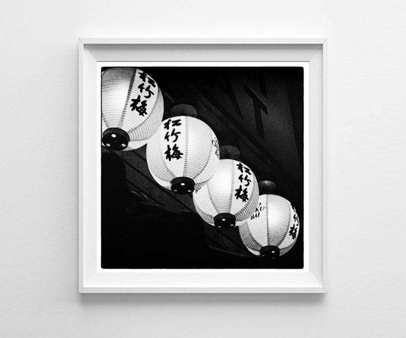 San Francisco Chinese Lanterns Fotografía de película en blanco y negro Grandes impresiones de arte mural disponibles imagen 1