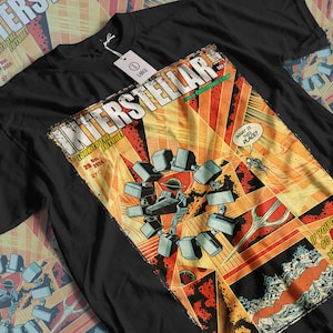 Può includere: T-shirt nero con grafica in stile fumetto del film "Interstellar". Il design include il titolo, un'astronave futuristica e i testi "Look to the Future!" e "What is this place?"