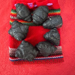 Chamanismo Andino Peruano - Juego de chips de 7 montañas/7 chakras - Chamanismo Peruano - Ceremonial - Ritual Piedra Hematita Botrioide