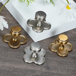 Klöverformade skåpknoppar med ryggplatta, antikmässing, borstad nickel, titansilver lådhandtag