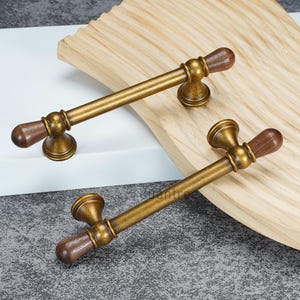 Tiradores de latón antiguo para armarios con extremos de madera, tiradores de cajón vintage, herrajes para muebles de mediados de siglo.