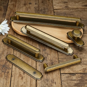 Lådhandtag i antik mässing med bakplatta, räfflade vintagehandtag till köksskåp, retro knoppar