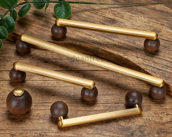 Vintage walnoothout en messing kastgrepen, houten ladeknoppen, retro meubelbeslag