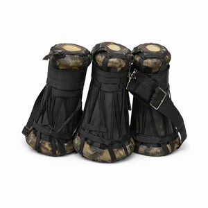 Peut inclure: Trois djemb&eacute;s noirs avec des peaux naturelles. Chaque tambour a un corps en tissu noir et est fix&eacute; avec des sangles noires. Un tambour a une bandouli&egrave;re noire avec une boucle argent&eacute;e.