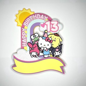 Może przedstawiać: Wielowarstwowa dekoracja na tort z tęczą, żółtym słońcem i białą chmurą z liczbą 13. Postacie to Hello Kitty, My Melody, Keroppi, Pompompurin i Kuromi. Napis HAPPY BIRTHDAY znajduje się wzdłuż łuku tęczy na dekoracji.