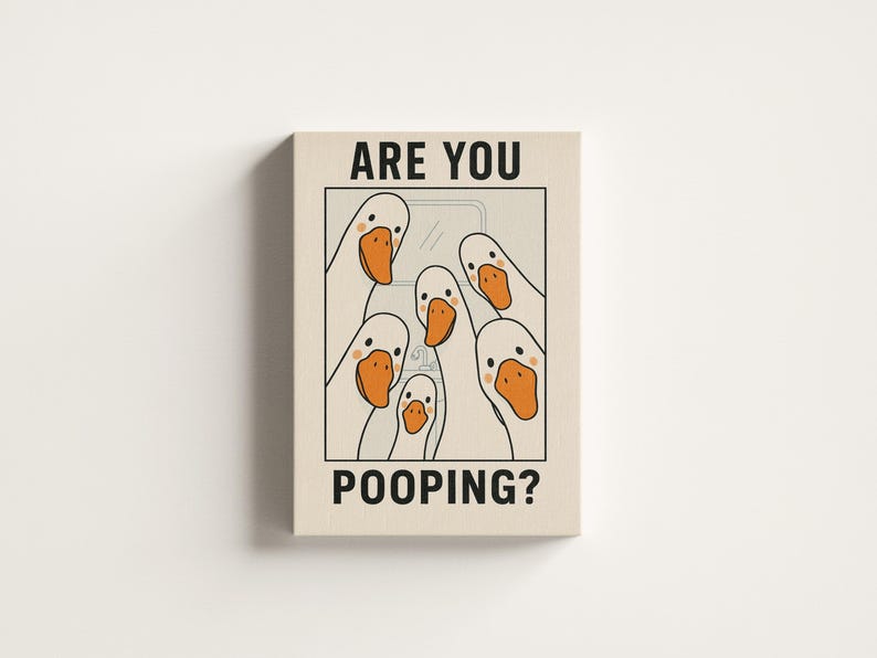 Op de afbeelding: Een canvas print met een humoristische illustratie van cartoon ganzen. De ganzen hebben witte veren en oranje snavels en kijken in een badkamer. De tekst "ARE YOU POOPING?" staat in het zwart afgedrukt.