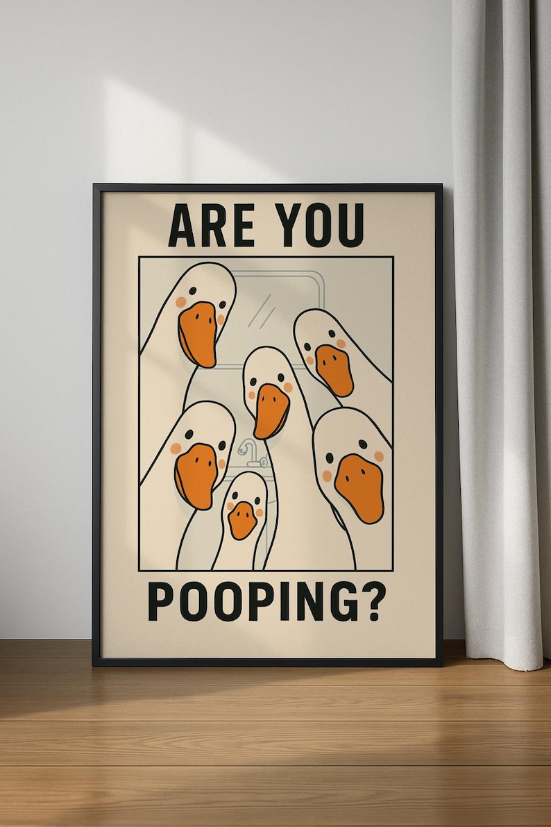 Op de afbeelding: Een ingelijste poster met een cartoonillustratie van verschillende witte ganzen met oranje snavels en poten. De ganzen staan bij elkaar en kijken naar de kijker. De tekst "ARE YOU POOPING?" staat in het zwart bovenaan en onderaan.