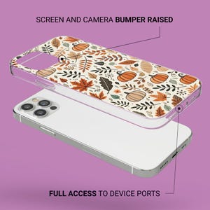 Puede incluir: Una funda transparente para tel&eacute;fono con un estampado oto&ntilde;al de calabazas, hojas y follaje en colores naranja, marr&oacute;n y crema. La funda se muestra sobre un smartphone blanco. El texto "SCREEN AND CAMERA BUMPER RAISED" y "FULL ACCESS TO DEVICE PORTS" son visibles.