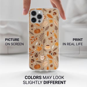 Puede incluir: Funda transparente para tel&eacute;fono con un dise&ntilde;o oto&ntilde;al de hojas, calabazas, tazas de caf&eacute; y bellotas en tonos marrones, naranjas y beige. Se ve el texto "PICTURE ON SCREEN", "PRINT IN REAL LIFE" y "COLORS MAY LOOK SLIGHTLY DIFFERENT".