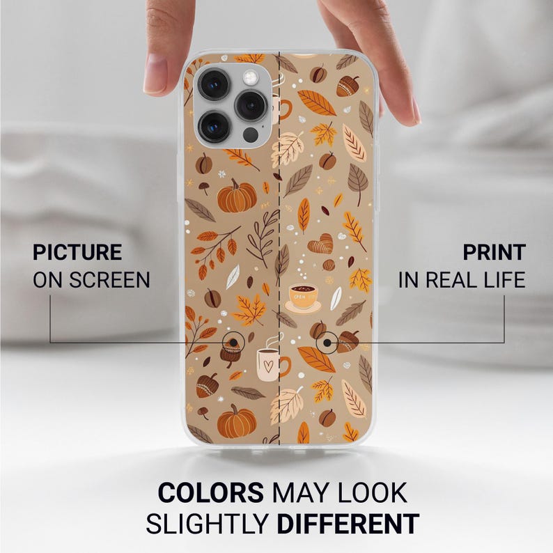 Puede incluir: Funda transparente para tel&eacute;fono con un dise&ntilde;o oto&ntilde;al de hojas, calabazas, tazas de caf&eacute; y bellotas en tonos marrones, naranjas y beige. Se ve el texto "PICTURE ON SCREEN", "PRINT IN REAL LIFE" y "COLORS MAY LOOK SLIGHTLY DIFFERENT".