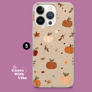 Puede incluir: Funda beige para iPhone con un patr&oacute;n repetido de calabazas, hojas y manzanas. La funda tiene un borde transparente y presenta el texto "Cases With Vibe" y el n&uacute;mero "5". El dise&ntilde;o es oto&ntilde;al.