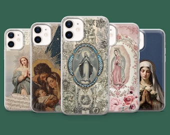 Puede incluir: Una colección de fundas para teléfonos con arte religioso. Las fundas muestran imágenes de la Virgen María, la Sagrada Familia y otras figuras religiosas. Las fundas tienen un diseño transparente y protector.