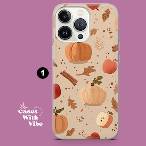 Puede incluir: Funda transparente para tel&eacute;fono con un dise&ntilde;o de tem&aacute;tica oto&ntilde;al. El dise&ntilde;o incluye ilustraciones de calabazas, manzanas, palitos de canela y hojas en tonos naranja, marr&oacute;n y beige. La funda tiene el texto "Cases With Vibe" y el n&uacute;mero "1".