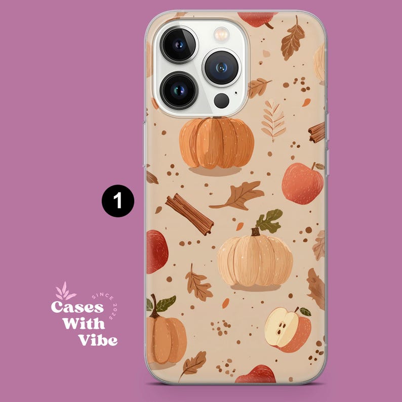 Puede incluir: Funda transparente para tel&eacute;fono con un dise&ntilde;o de tem&aacute;tica oto&ntilde;al. El dise&ntilde;o incluye ilustraciones de calabazas, manzanas, palitos de canela y hojas en tonos naranja, marr&oacute;n y beige. La funda tiene el texto "Cases With Vibe" y el n&uacute;mero "1".