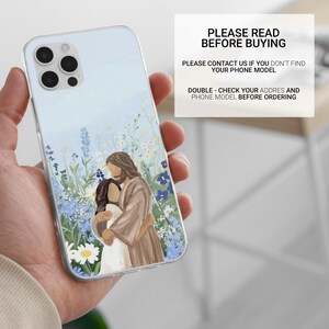 Puede incluir: Funda transparente para tel&eacute;fono con una ilustraci&oacute;n de dos figuras abraz&aacute;ndose en un campo de flores azules y blancas. La funda tiene un fondo azul claro. El texto en la funda dice "PLEASE READ BEFORE BUYING".