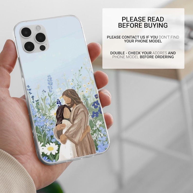 Puede incluir: Funda transparente para tel&eacute;fono con una ilustraci&oacute;n de dos figuras abraz&aacute;ndose en un campo de flores azules y blancas. La funda tiene un fondo azul claro. El texto en la funda dice "PLEASE READ BEFORE BUYING".