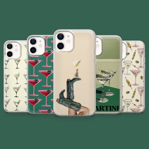 Könnte beinhalten: Eine Sammlung von Handyhüllen mit verschiedenen Cocktail-Designs. Die Hüllen zeigen Martinigläser, Cowboy-Stiefel und Oliven-Garnierungen. Die Farbpalette umfasst Grün, Rot und Beige und schafft eine unterhaltsame und stilvolle Ästhetik.