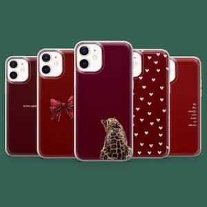 Może przedstawiać: Kolekcja pięciu etui na telefony, każde z innym wzorem. Etui są w kolorze głębokiej czerwieni z przezroczystymi obramowaniami. Wzory obejmują kokardę, lamparta, serca oraz tekst "in love again" i "Be the energy you want to attract."