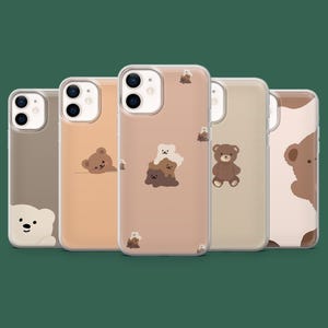 Puede incluir: Cinco fundas para teléfono con diseños de osos en tonos marrones y beige. Las fundas presentan ilustraciones de osos de peluche y otras formas de osos. Las fundas son de plástico transparente.