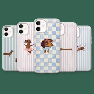 Op de afbeelding: Vijf telefoonhoesjes met illustraties van teckels. De ontwerpen bevatten lichtblauwe en roze strepen, een ruitpatroon en teckels met accessoires zoals een roze tutu, stervormige zonnebrillen en een gestreept shirt op diverse achtergronden.