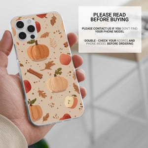 Puede incluir: Funda transparente para tel&eacute;fono con un dise&ntilde;o oto&ntilde;al de calabazas, manzanas y hojas en tonos naranja, rojo y marr&oacute;n. La funda tiene un fondo beige e incluye el texto "PLEASE READ BEFORE BUYING".