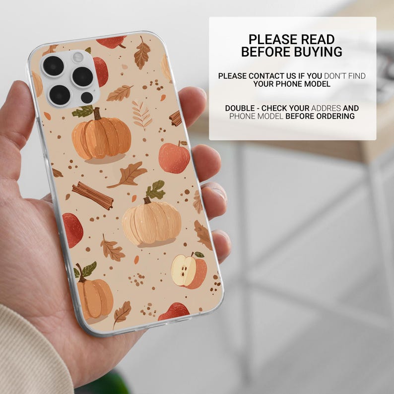Puede incluir: Funda transparente para tel&eacute;fono con un dise&ntilde;o oto&ntilde;al de calabazas, manzanas y hojas en tonos naranja, rojo y marr&oacute;n. La funda tiene un fondo beige e incluye el texto "PLEASE READ BEFORE BUYING".