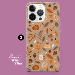 Puede incluir: Funda transparente para tel&eacute;fono con un dise&ntilde;o de tem&aacute;tica oto&ntilde;al. El dise&ntilde;o incluye calabazas, hojas, bellotas, tazas de caf&eacute; y granos de caf&eacute; en tonos marrones, naranjas y beige. La funda tiene el n&uacute;mero 3 en un c&iacute;rculo negro.