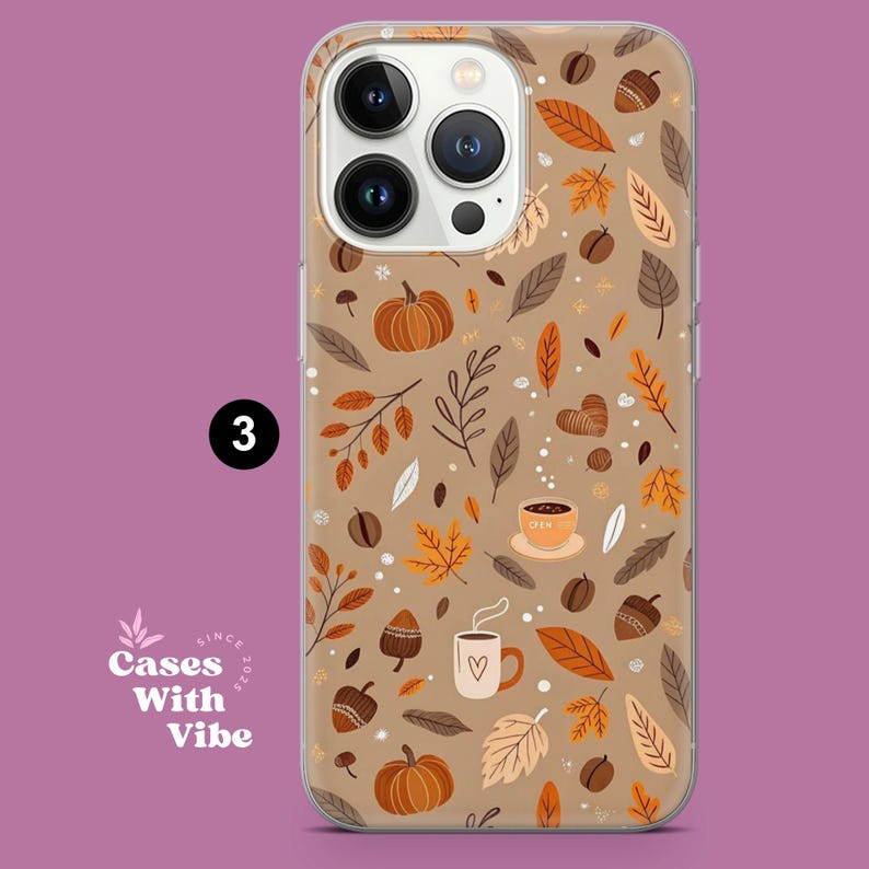 Puede incluir: Funda transparente para tel&eacute;fono con un dise&ntilde;o de tem&aacute;tica oto&ntilde;al. El dise&ntilde;o incluye calabazas, hojas, bellotas, tazas de caf&eacute; y granos de caf&eacute; en tonos marrones, naranjas y beige. La funda tiene el n&uacute;mero 3 en un c&iacute;rculo negro.