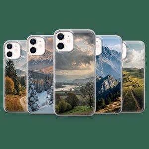 Puede incluir: Cinco fundas para iPhone con escenas de paisajes. Las fundas muestran montañas, bosques y caminos, con diversas condiciones climáticas. Cada funda tiene un borde transparente. El fondo es de color verde oscuro.