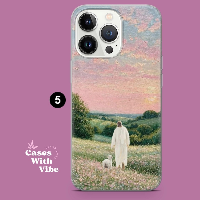 Puede incluir: Funda de tel&eacute;fono con una escena pastoral. Una figura con t&uacute;nica blanca camina con un cordero por un campo de flores. El fondo muestra colinas verdes y un cielo al atardecer. La funda tiene un borde transparente y el n&uacute;mero "5" es visible.