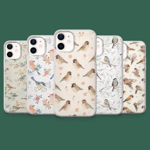 Könnte beinhalten: Fünf Handyhüllen mit Vogelmotiven. Jede Hülle zeigt ein anderes Muster, darunter Vögel auf Ästen, Blumenarrangements und verstreute Vogelillustrationen. Die Hüllen haben ein klares, schützendes Design.
