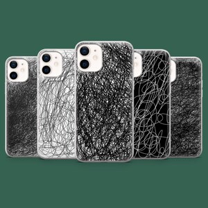 Op de afbeelding: Vijf transparante telefoonhoesjes met abstracte zwarte krabbelontwerpen. De hoesjes zijn in een rij gerangschikt en tonen elk een uniek patroon van elkaar kruisende lijnen tegen een transparante achtergrond. De hoesjes zijn ontworpen voor een smartphone.